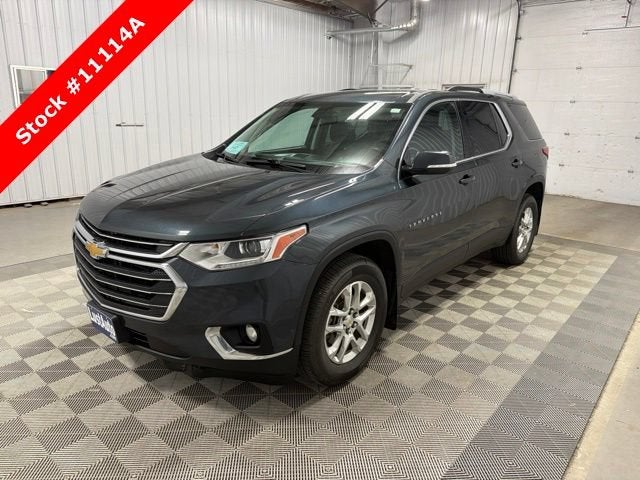 2018 Chevrolet Traverse LT Cloth in Graphite Metallic — front three-quarter view